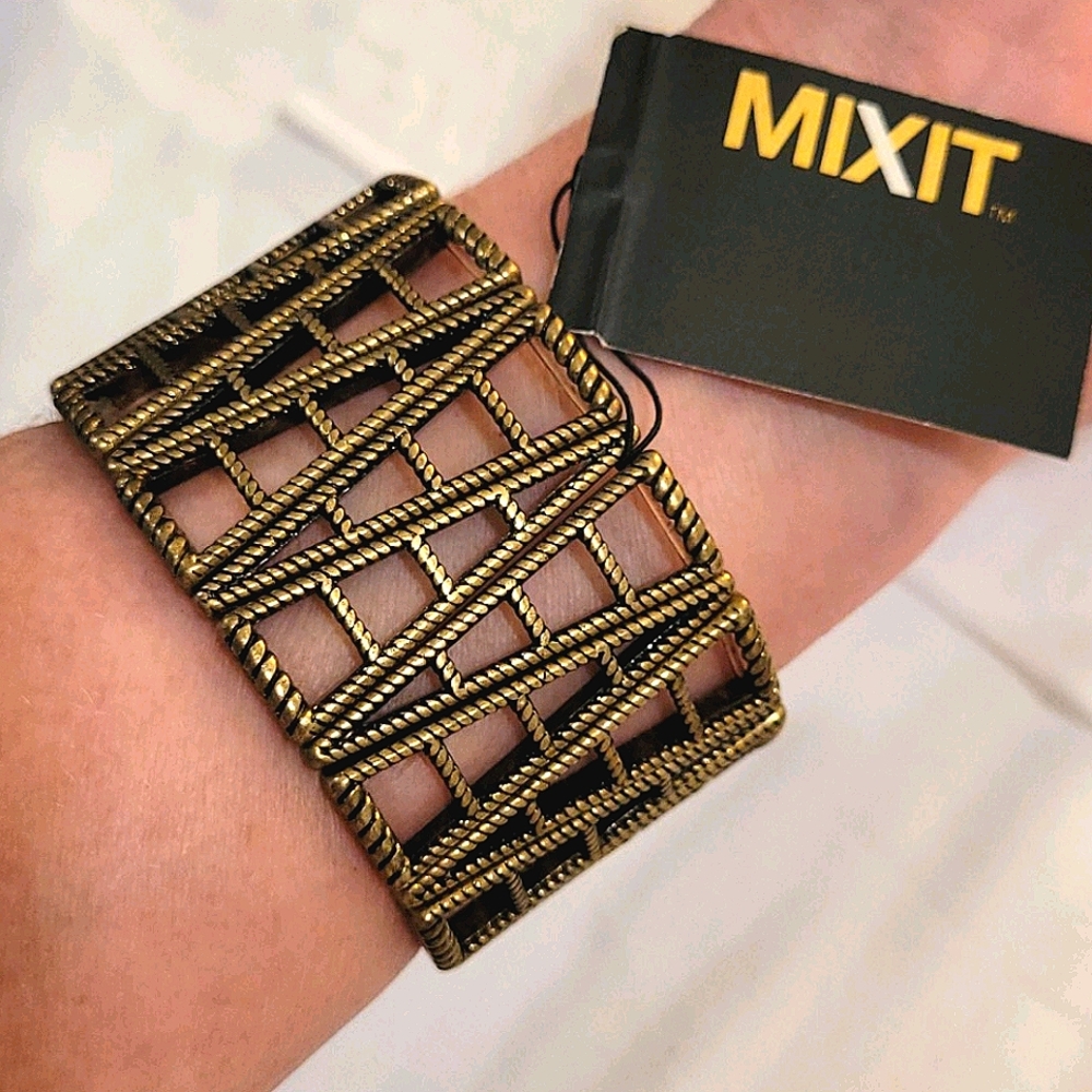 1.5" Wide, Bronze Colored metal, Stretchy Bracelet